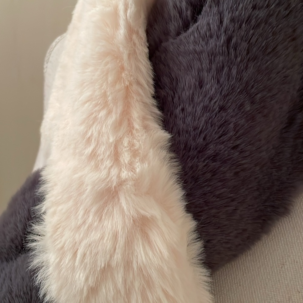 ⭐️New⭐️Apparis Furry Scarf - Picture 7 of 12